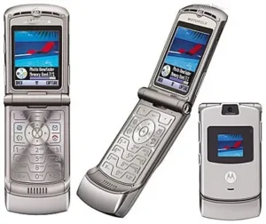 Best Selling Unlocked 2G GSM Flip Mobile Cell Phone Phone for Motorola V3